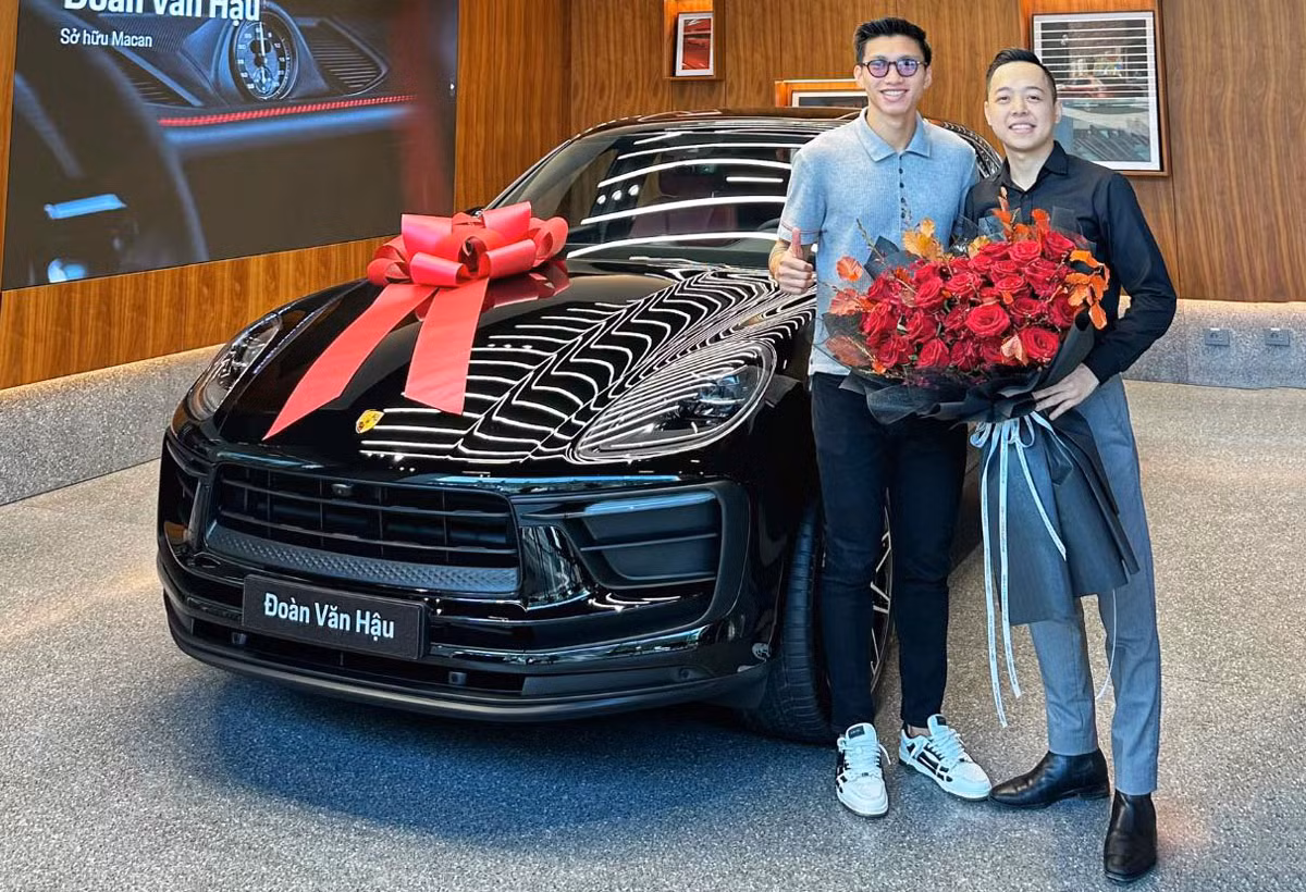 Chưa rõ chiếc xế sang của Đoàn Văn Hậu mua là phiên bản gì của Porsche Macan 2023 nhưng theo đồn đoán, tài sản này của nam cầu thủ có giá gần 5 tỷ đồng.