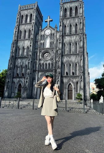 Để có được thành công như ngày hôm nay, ít ai biết rằng Hà Linh đã trải qua không ít những lần “trắng tay” trong công việc. Trước kia, người đẹp quê Nghệ An cũng không có thu nhập ổn định khi làm nghề nhân viên bán bảo hiểm, lương chỉ 2 - 2,5 triệu đồng/tháng.