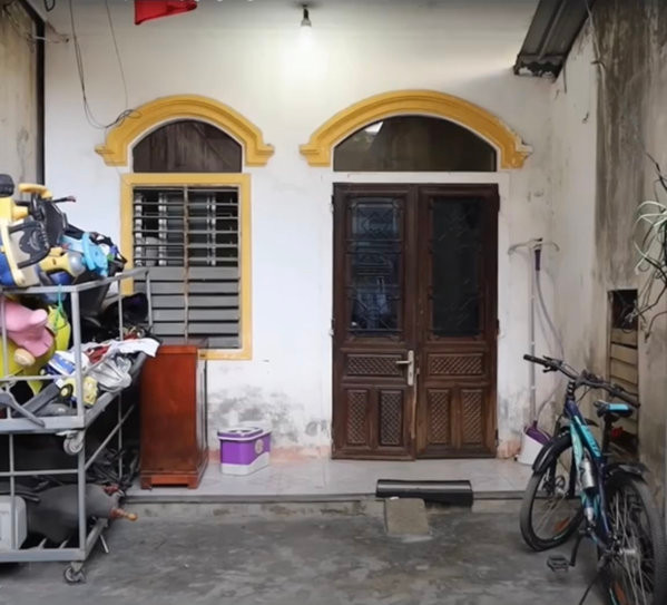 Hà Linh là một thiếu nữ bình thường, sinh ra trong một gia đình không mấy khá giả ở Nghệ An. Bố mất sớm nên ngay từ khi còn nhỏ, một mình mẹ của cô gồng gánh gia đình nuôi hai chị em nên người.