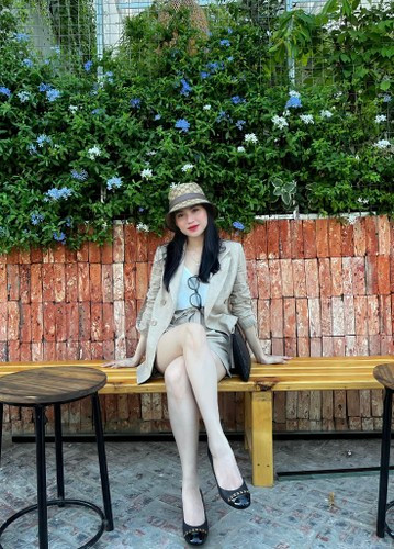 Hà Linh biết rằng, bà vẫn luôn thích 1 chiếc điện thoại mới để tiện chụp ảnh, quay video để đăng lên mạng bán hàng. Vậy nên nhân sinh nhật mẹ, nữ Youtuber đã cố gắng tìm bằng được sản phẩm điện thoại mới nhất để mua tặng mẹ.