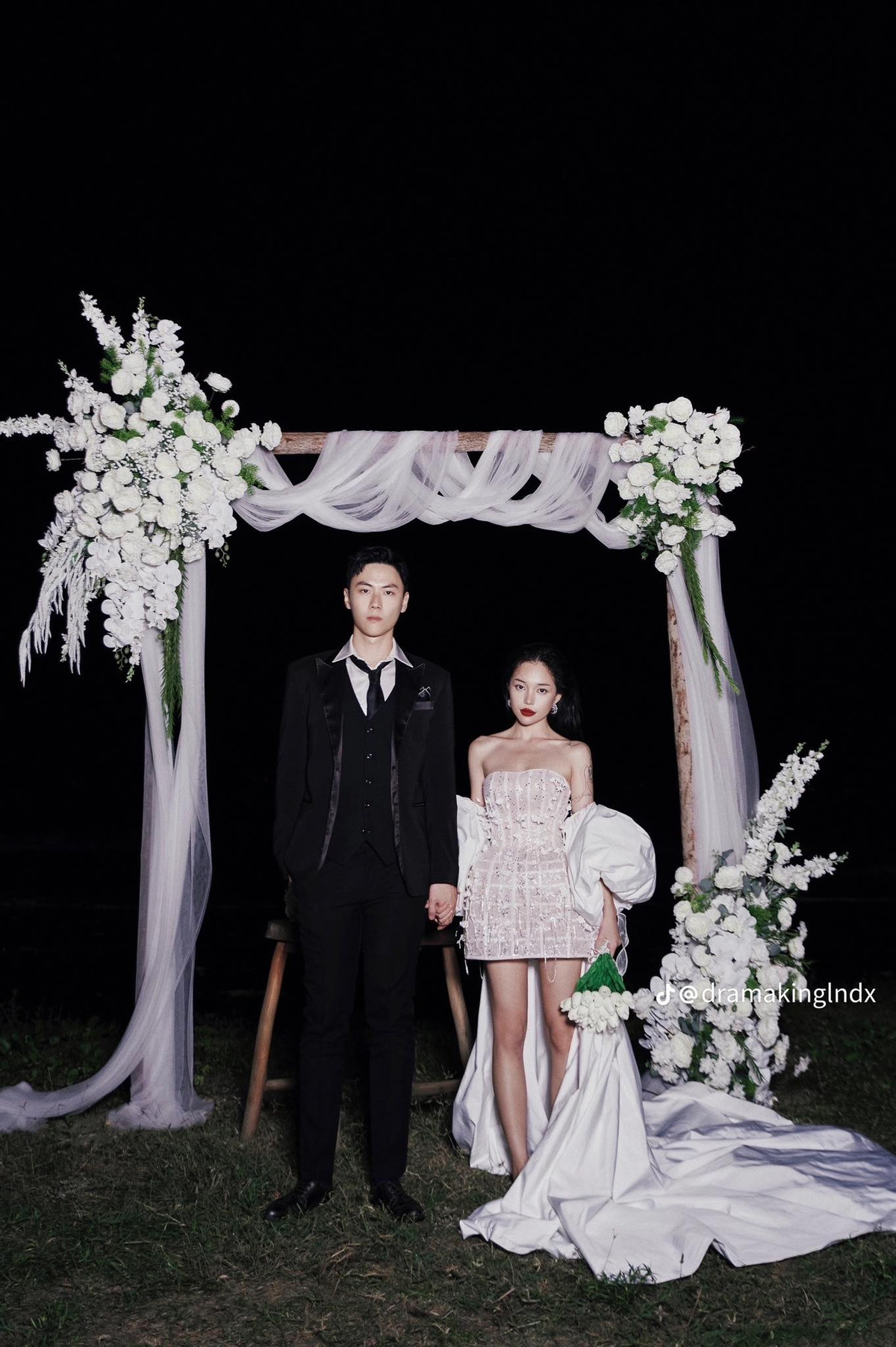 Với ngoại hình điển trai, cao ráo lại cưng chiều bạn gái hết mực, chàng rể ngoại ngay lập tức chiếm trọn tình cảm của khán giả, đặc biệt là những người hâm mộ Linh Ngọc Đàm.