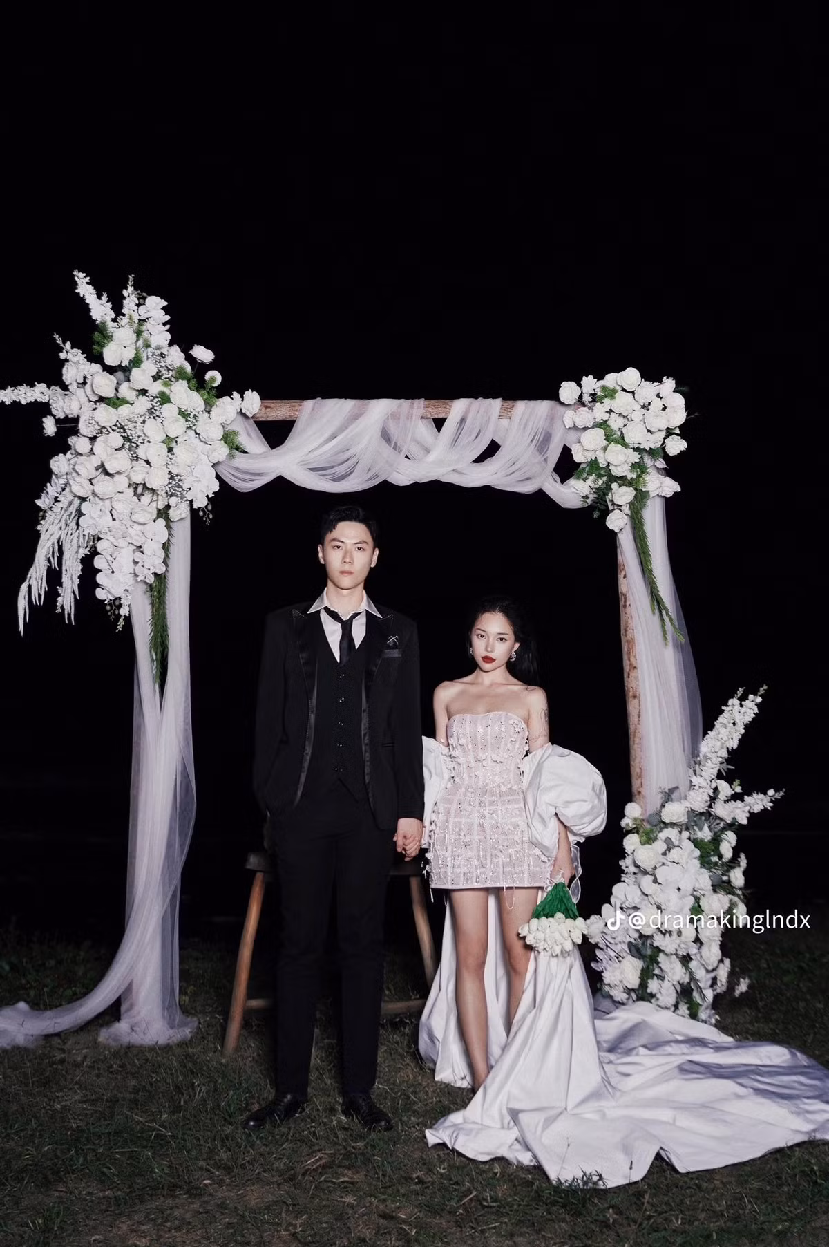 Với ngoại hình điển trai, cao ráo lại cưng chiều bạn gái hết mực, chàng rể ngoại ngay lập tức chiếm trọn tình cảm của khán giả, đặc biệt là những người hâm mộ Linh Ngọc Đàm.