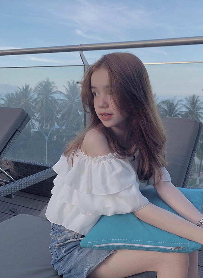 Ngoài thời gian trên lớp, Linh Meo cũng dành cuối tuần để nhận lịch PR cho một số nhãn hàng, tự kiếm tiền mua sắm những thứ mình thích.