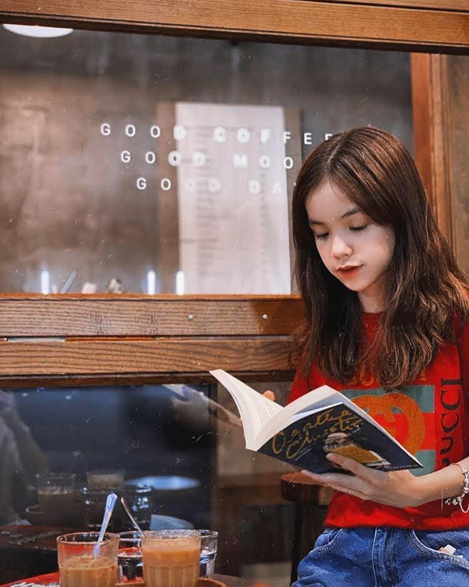 Linh Meo thường xuyên khiến netizen ngưỡng mộ vì những tấm ảnh vi vu khắp nơi, check in những địa điểm sang chảnh và cả tá đồ hiệu đắt tiền dát lên người.