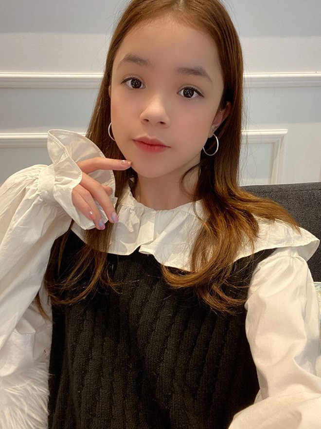 Theo nhận xét của netizen, Linh Meo sở hữu các nét xinh xắn. Nếu nhìn vào những bức ảnh chụp chung với gia đình, dễ dàng nhận thấy cô bạn 2K6 này thừa hưởng vẻ đẹp từ bố mẹ.