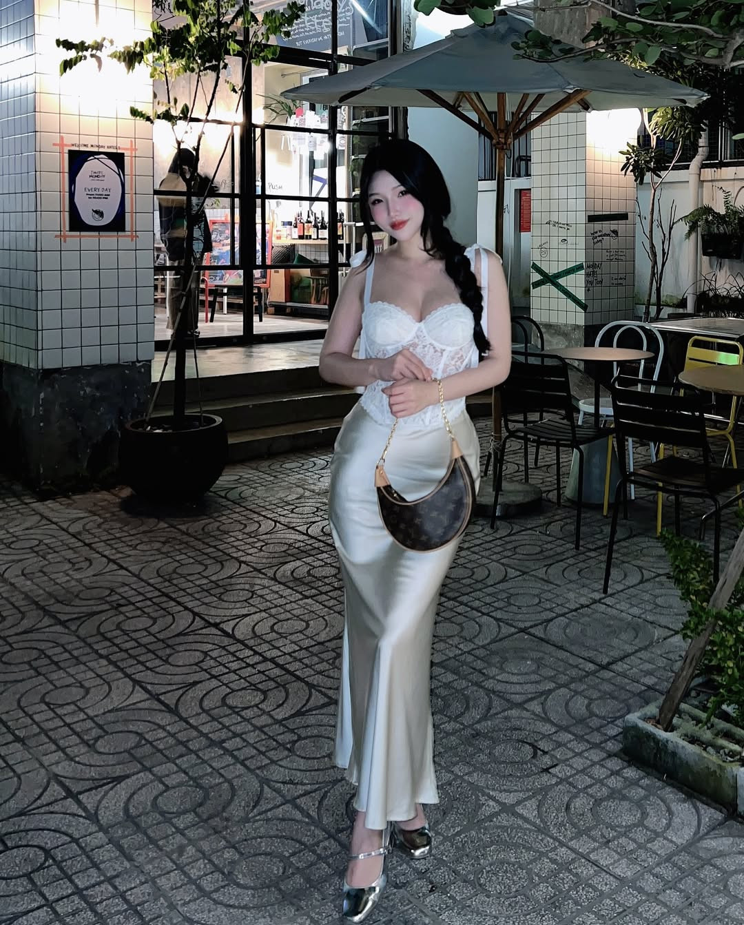 Khi quảng cáo hàng bán, hot girl Instagram thường chụp hình không lộ mặt nhưng vẫn thu hút sự chú ý nhờ vóc dáng đẹp.