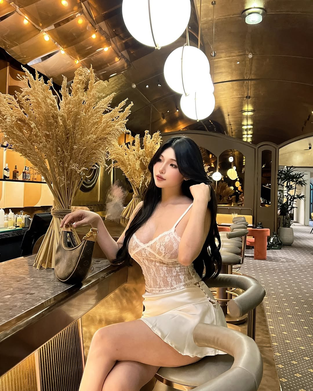 Duyên Híp gây chú ý với hình thể chuẩn đẹp, không phải kiểu mảnh mai yếu ớt mà thon gọn, đầy sức sống.