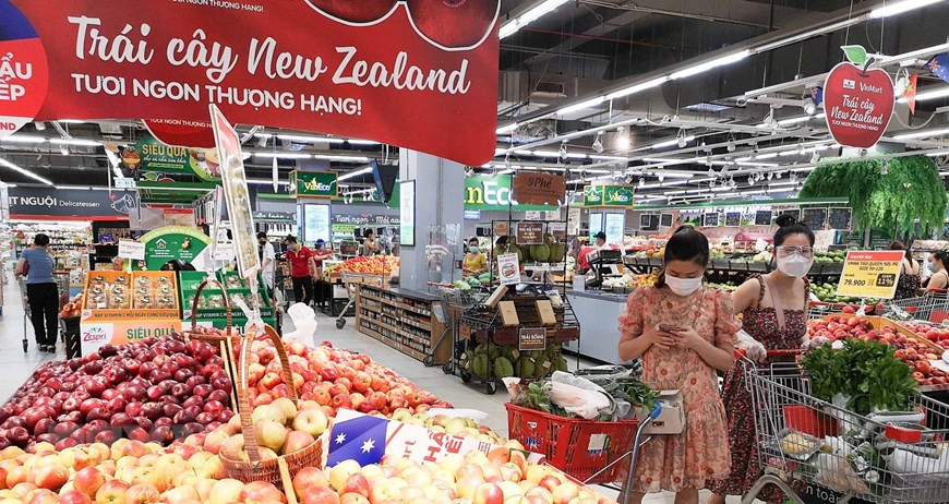 Trên địa bàn thành phố hiện có hơn 8.000 điểm cung ứng hàng hóa thiết yếu (bao gồm siêu thị, cửa hàng tiện lợi, tạp hóa) và 455 chợ truyền thống đang hoạt động để đáp ứng nhu cầu của người dân. (Ảnh: TTXVN)