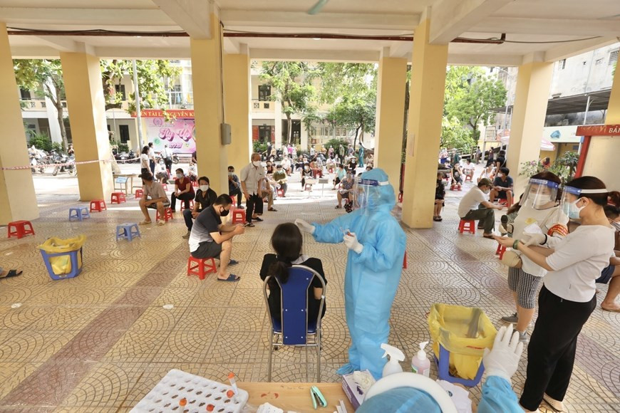 Một số quận trên địa bàn thành phố tiếp tục tăng cường công tác rà soát, xét nghiệm sàng lọc, tổ chức lấy mẫu xét nghiệm COVID-19 cho các trường hợp thuộc khu vực có nguy cơ cao. (Ảnh: Minh Quyết/TTXVN)