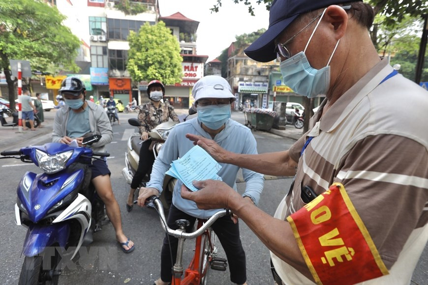 Nhiều quận trên địa bàn Hà Nội đã triển khai phát thẻ đi chợ luân phiên cho người dân theo giờ và theo ngày chẵn, lẻ nhằm giảm thiểu tối đa lượng người đi chợ, hạn chế tập trung đông người, đảm bảo các yêu cầu về phòng, chống dịch COVID-19. (Ảnh: Minh Quyết/TTXVN)