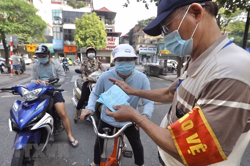 Nhiều quận trên địa bàn Hà Nội đã triển khai phát thẻ đi chợ luân phiên cho người dân theo giờ và theo ngày chẵn, lẻ nhằm giảm thiểu tối đa lượng người đi chợ, hạn chế tập trung đông người, đảm bảo các yêu cầu về phòng, chống dịch COVID-19. (Ảnh: Minh Quyết/TTXVN)