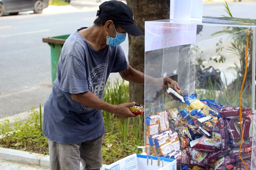 Tại số 66B Trần Hưng Đạo (Hoàn Kiếm, Hà Nội) có đặt 1 điểm phát đồ ăn miễn phí cho những người dân có hoàn cảnh khó khăn đến lấy. (Ảnh: Tuấn Đức/TTXVN)
