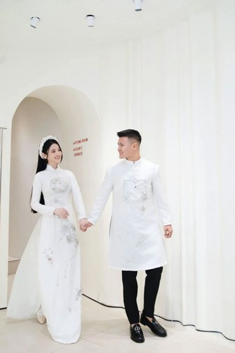 Gần đến ngày cưới, trong khi Hải "con" im hơi lặng tiếng trên mạng xã hội thì Chu Thanh Huyền gần như ngày nào cũng cập nhật những hình ảnh liên quan đến đám cưới, thể hiện rõ lòng mong chờ, háo hức.