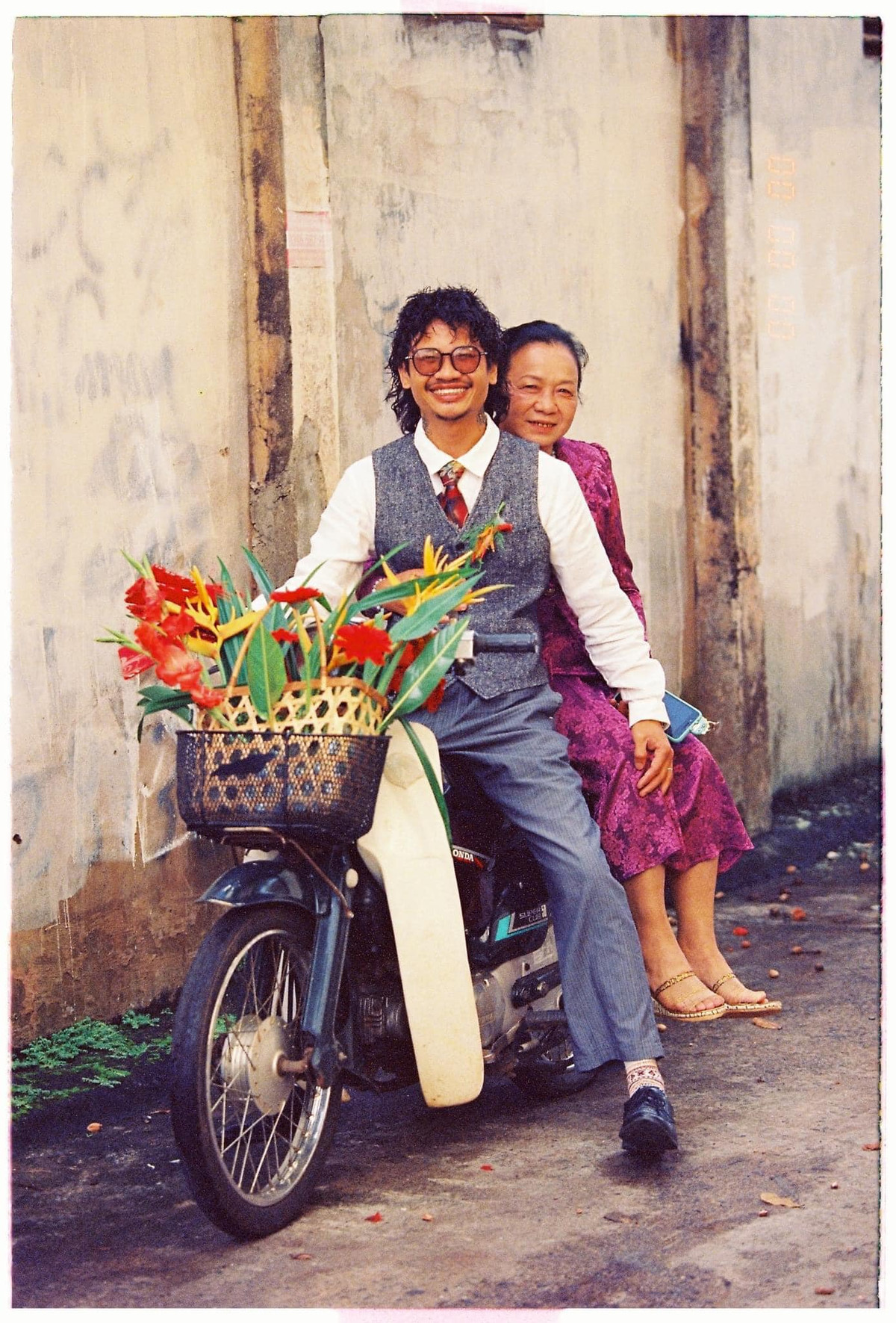 Phía sau Tuấn Anh, mọi thành viên của đoàn nhà trai cũng mặc những bộ quần áo theo phong cách thời trang của những năm 1980-1990. Đội nam bê tráp mặc quần kết hợp dây đeo chữ y và áo sơ mi trắng.