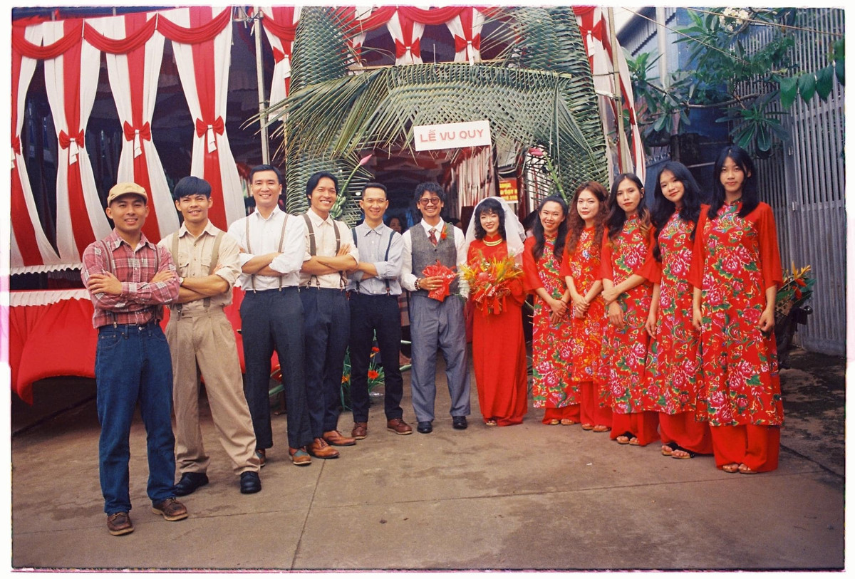 Nhiều đồ cũ, cổ như loa đài, tivi, ấm, chén không có sẵn để mua phải mượn thêm ở quán cà phê của một người bạn.