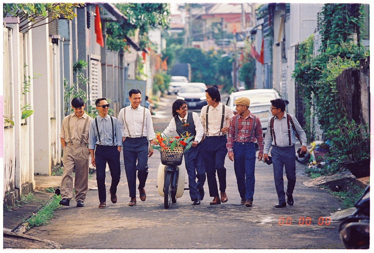 Để đúng chất đám cưới xưa, bạn bè của Tuấn Anh và cô dâu lần lượt lên tặng đồ dùng cho gia đình như phích nước Rạng Đông, đài cassette, máy ảnh phim cũ.