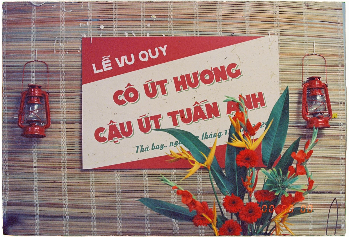 Chú rể Tuấn Anh, 32 tuổi, quê Hà Tĩnh cho biết vợ chồng anh nảy ra ý tưởng tổ chức lễ ăn hỏi theo phong cách xưa này sau khi xem ảnh cưới của cô dì, chú bác.