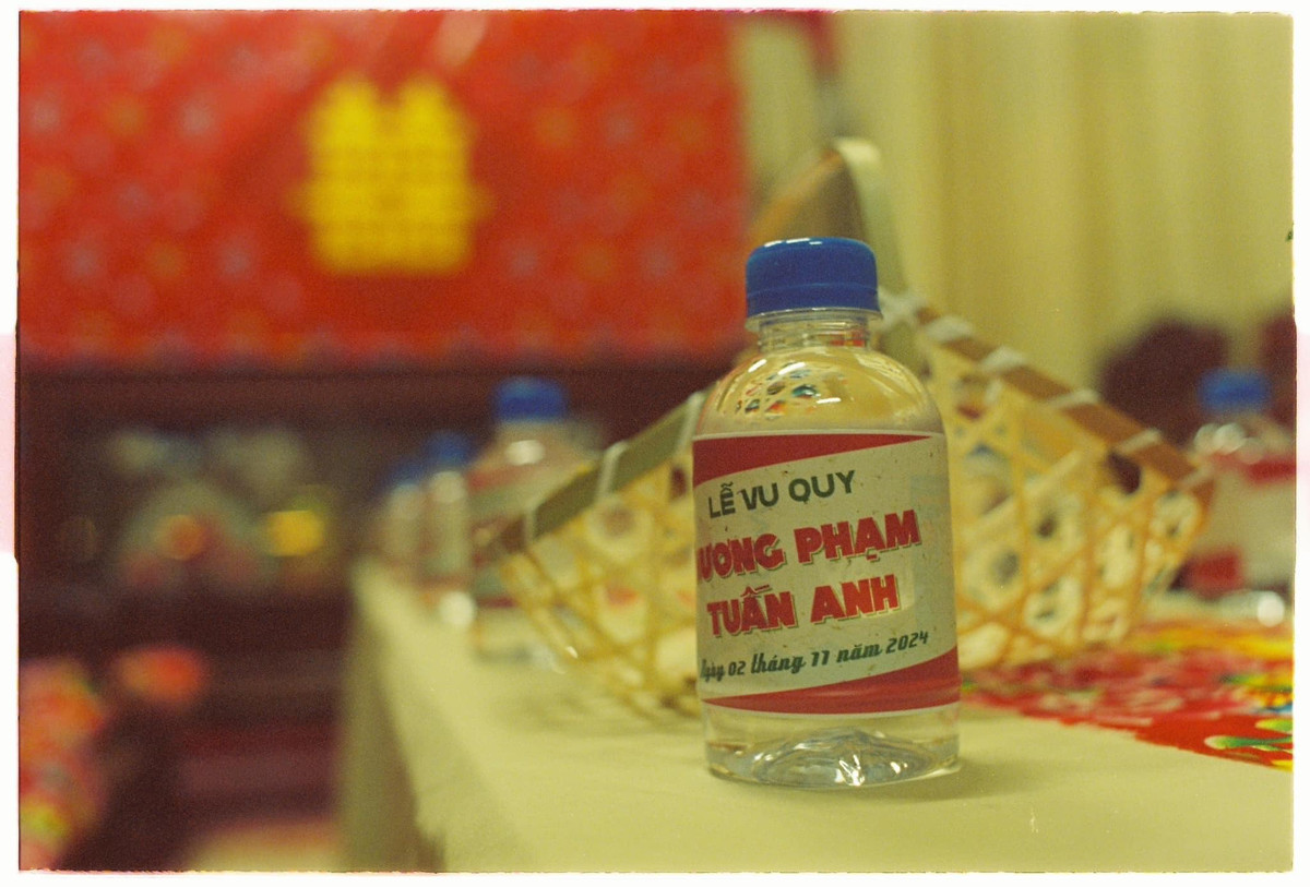 Cặp đôi đặc biệt ấn tượng với những nét khác lạ như lễ vu quy với cổng dựng bằng lá dừa, không gian tư gia cắm hoa chuối, hoa thiên điểu, lay-ơn, phông vải đỏ họa tiết.