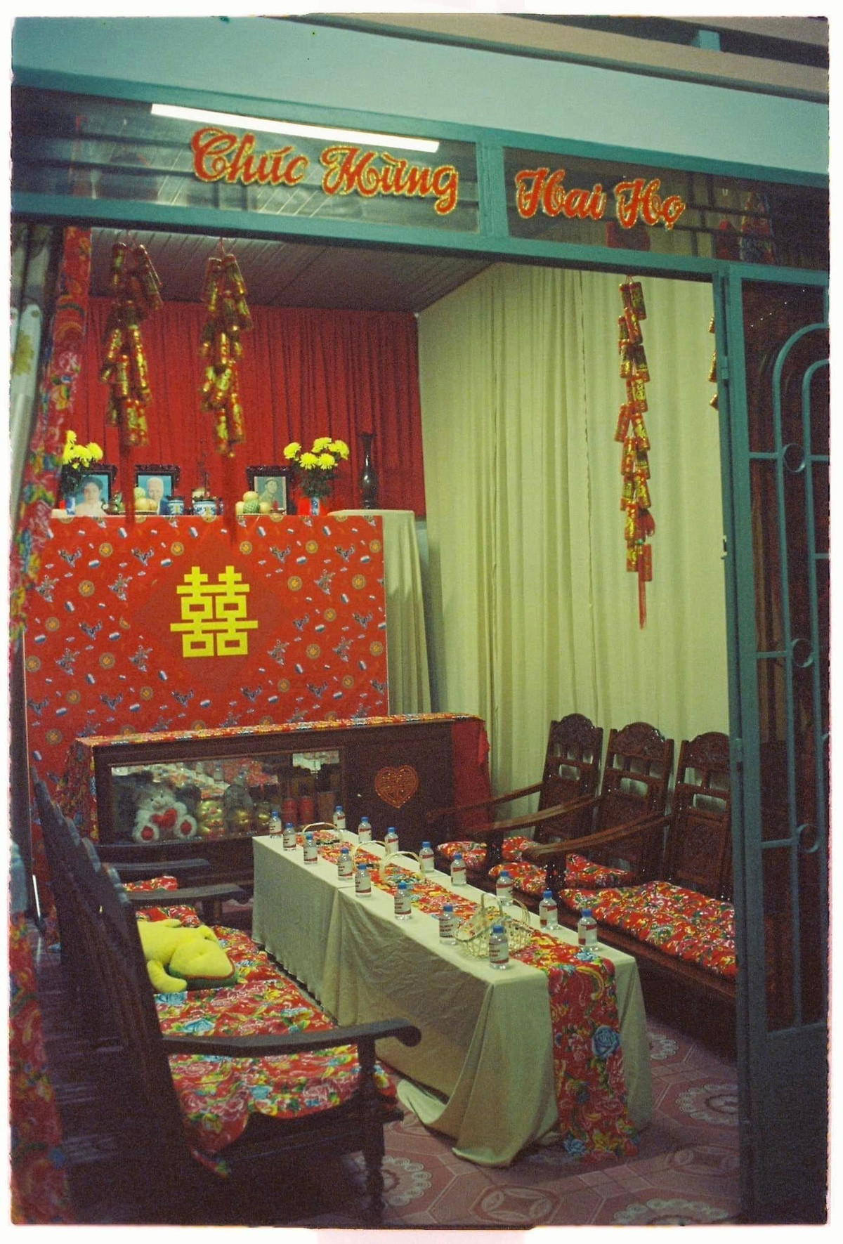 Sau khi thống nhất kịch bản, Tuấn Anh và bạn gái mất cả tháng để săn tìm quần áo kiểu cũ cho gia đình hai bên cũng như đồ trang trí từ màn, rèm cửa có họa tiết chăn con công, bàn ghế cổ.