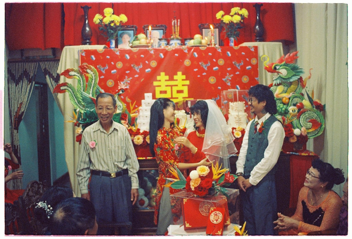 Khi đoàn nhà trai đến, nhạc bài hát "Đám cưới như mơ" vang lên. Đội nữ đón tráp mặc áo dài với họa tiết "chăn con công" đứng chờ ở cổng. Khách mời cũng được dặn trước phải mặc trang phục kiểu xưa.