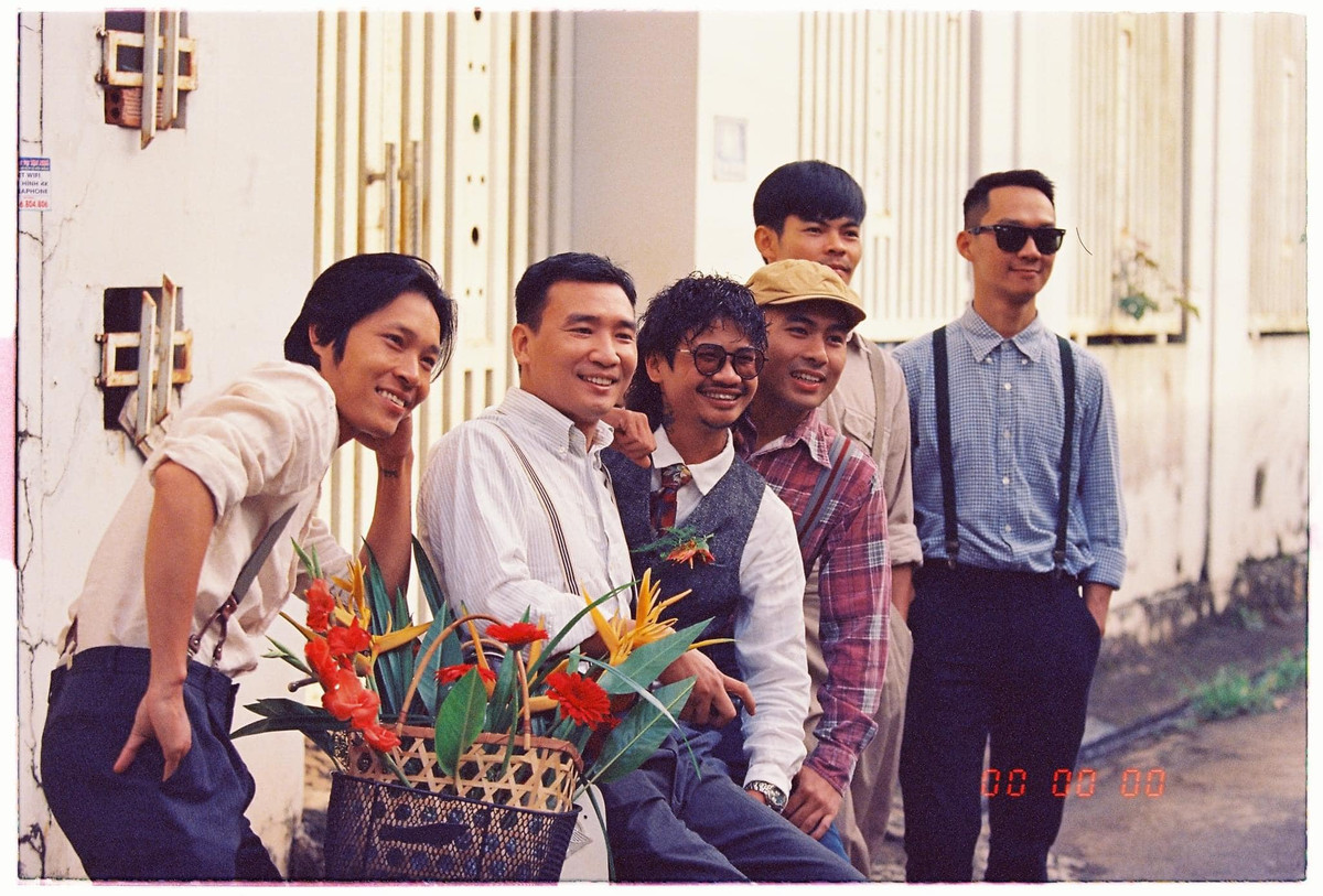 Đúng 8h, Phan Tuấn Anh dắt chiếc xe máy Super Cub với giỏ hoa thiên điểu, cùng gia đình đi bộ hơn 200 m tới gia đình người yêu Phạm Hương, xin hỏi cưới.