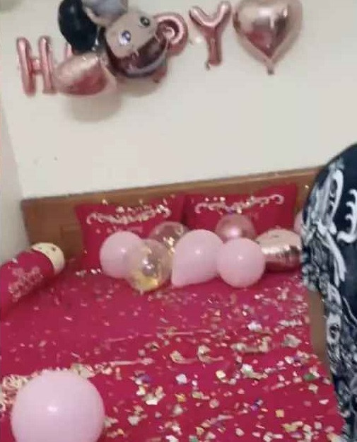 Cụ thể, theo đoạn clip ghi lại, vì muốn đám cưới cô dâu, chú rể được tưng bừng hơn, nhóm bạn đã quyết định mua rất nhiều pháo kim tuyến.