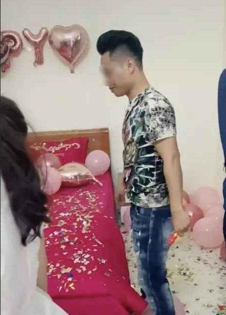 Ngay khi chứng kiến cảnh tượng đó, chú rể đã tỏ rõ sự khó chịu. Thậm chí, cô dâu đứng bên cạnh cũng chỉ đành bất lực, cố gắng níu tay, giữ chú rể bình tĩnh lại.