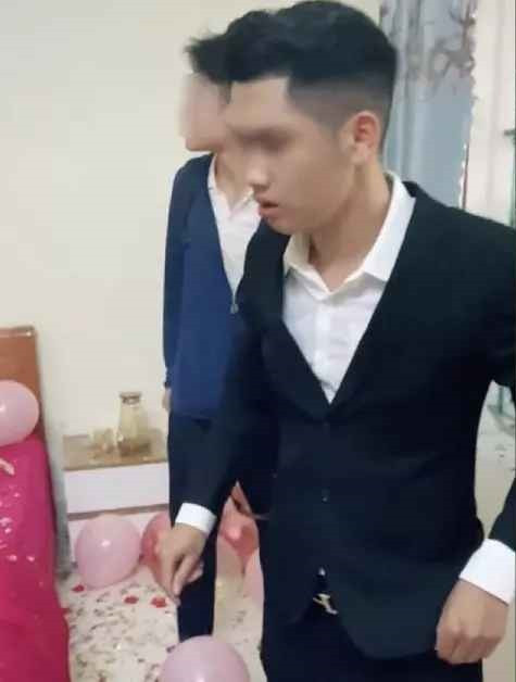 Cũng vì thế mà cả căn phòng đều trở thành một mớ hỗn độn. Đồ trang trí bị làm rơi, đâu đâu cũng toàn vụn giấy.