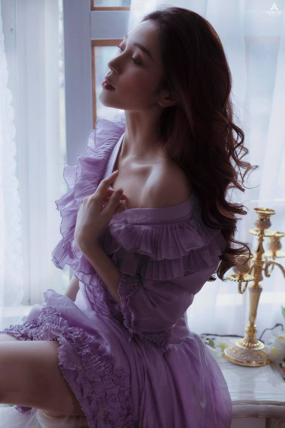 Ngọc Anh sở hữu nhan sắc ngọt ngào, thanh lịch, lối dẫn nhẹ nhàng và tràn đầy tự tin. Đặc biệt, nữ BTV còn tạo ấn tượng với dân tình bằng góc nghiêng đáng mơ ước.