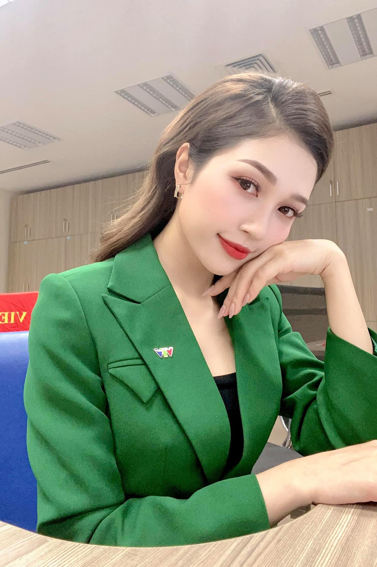 Mặc dù sống mũi của Ngọc Anh không quá xuất sắc như đàn chị Linh Thủy nhưng khi kết hợp với các nét khác trên khuôn mặt lại khá hài hòa, tạo nên sự thanh lịch đến hoàn hảo.