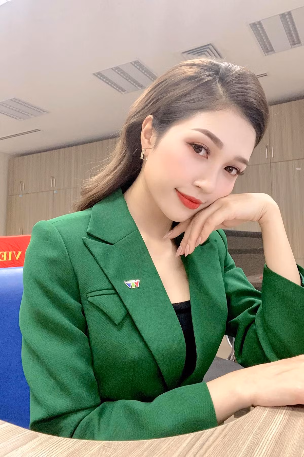 Mặc dù sống mũi của Ngọc Anh không quá xuất sắc như đàn chị Linh Thủy nhưng khi kết hợp với các nét khác trên khuôn mặt lại khá hài hòa, tạo nên sự thanh lịch đến hoàn hảo.