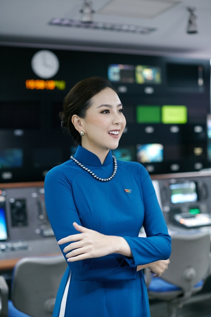 Khi nghiêng mặt để trò chuyện với khách mời hoặc chỉnh lại trang phục, góc nghiêng của Mai Ngọc khá xinh, rạng rỡ và thon gọn hơn so với chính diện.