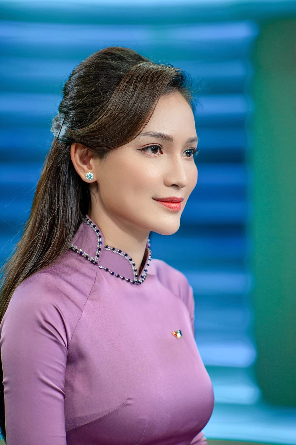 Khi lên sóng, Linh Thủy gây ấn tượng với mọi người bằng lối dẫn lưu loát, tự tin và chững chạc. Tuy nhiên, ngoài đời thực, nữ BTV VTV lại khá năng động, duyên dáng và vô cùng trẻ trung.