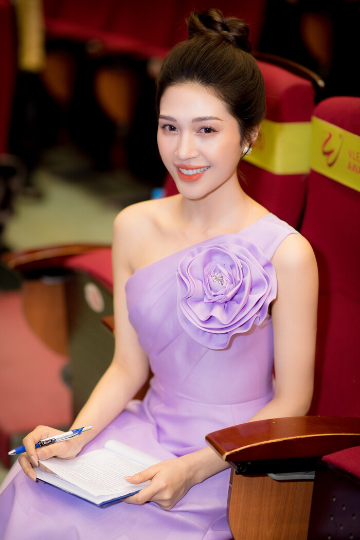 Góc nghiêng của MC Ngọc Anh tại sự kiện trao giải Quả Bóng Vàng năm 2021.