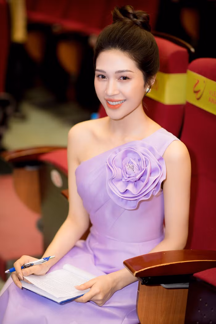 Góc nghiêng của MC Ngọc Anh tại sự kiện trao giải Quả Bóng Vàng năm 2021.