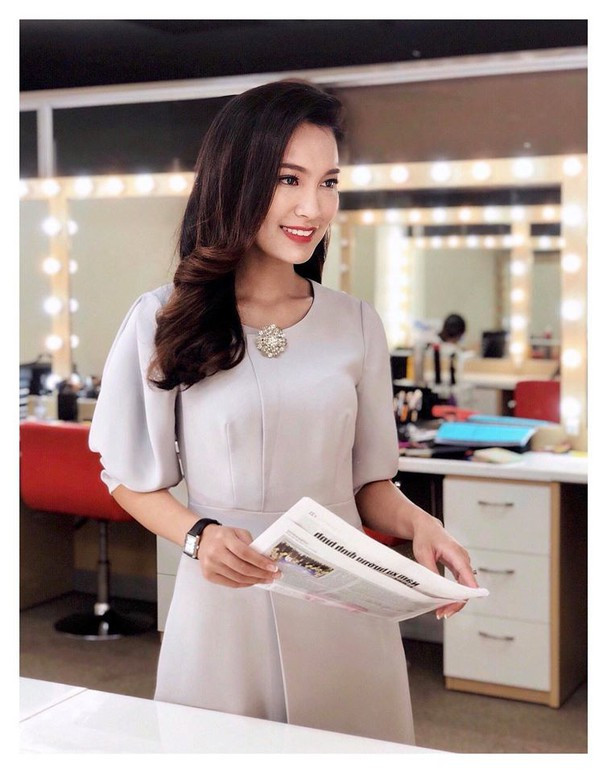 Trong những khoảnh khắc đó, nữ MC sinh năm 1992 còn ghi điểm trong lòng khán giả bằng góc nghiêng rất đẹp với đôi mắt sáng, chiếc cằm thon gọn cùng sống mũi cao thanh thoát.