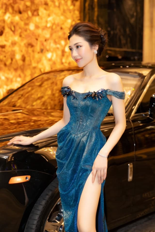 Xuất hiện trong sự kiện trao giải Quả Bóng Vàng năm 2021, BTV Trần Ngọc Anh nhận được khá nhiều sự quan tâm của khán giả. Được biết, cô là Hoa khôi của Đại học Khoa học Xã hội và Nhân văn, hiện đang công tác tại ban thể thao (Nhịp Đập 360 độ Thể Thao và Thể Thao 24/7) của Đài truyền hình Việt Nam.