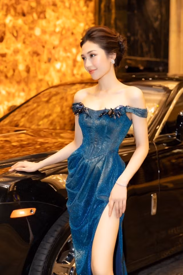 Xuất hiện trong sự kiện trao giải Quả Bóng Vàng năm 2021, BTV Trần Ngọc Anh nhận được khá nhiều sự quan tâm của khán giả. Được biết, cô là Hoa khôi của Đại học Khoa học Xã hội và Nhân văn, hiện đang công tác tại ban thể thao (Nhịp Đập 360 độ Thể Thao và Thể Thao 24/7) của Đài truyền hình Việt Nam.