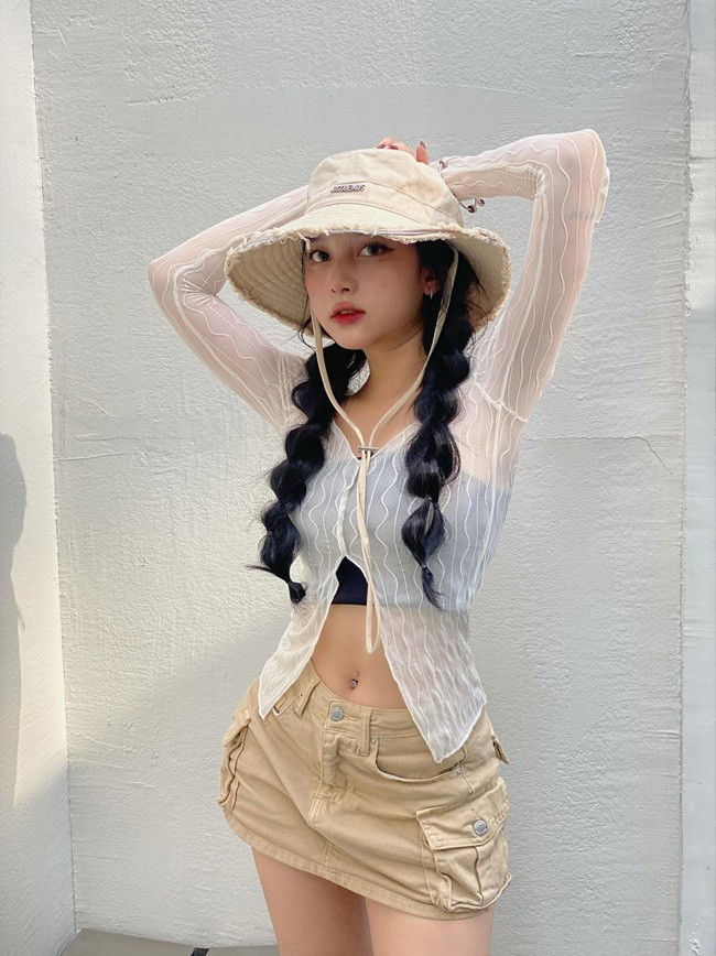 Khánh Linh sở hữu chiều cao không quá nổi bật (1m58) nhưng bù lại, cô nàng có vóc dáng cân đối.