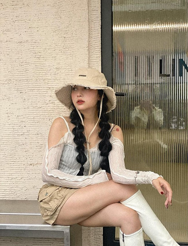 Trong trang phục hai mảnh màu sắc, Khánh Linh khoe vóc dáng nõn nà, mơn mởn ở tuổi 26. Đường cong cuốn hút với vòng eo con kiến là lợi thế hình thể của hot girl Gia Lai.