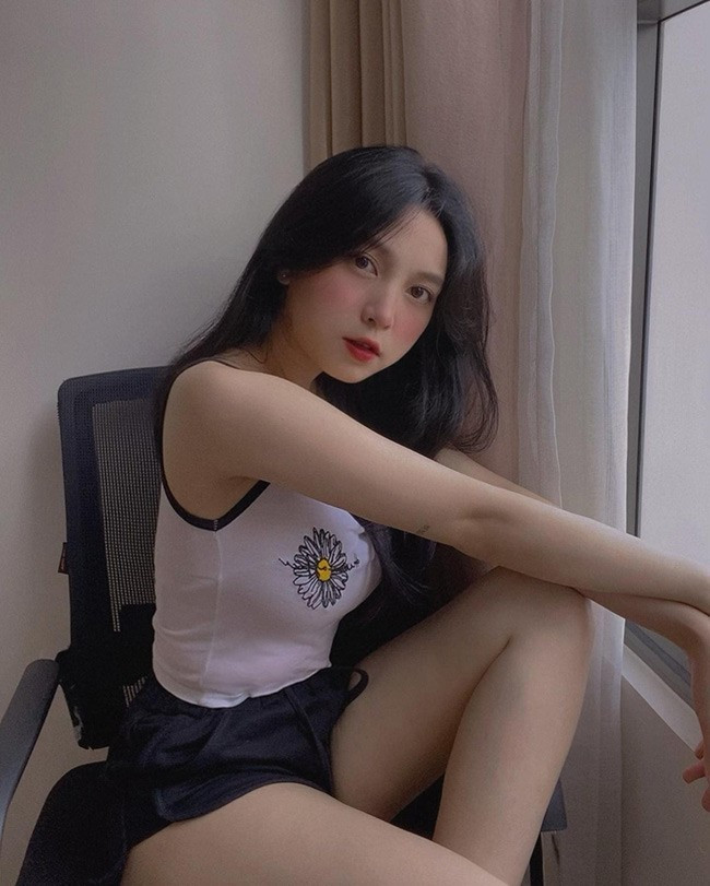 Khánh Linh hiện tại là mẫu ảnh tự do và KOL. Ngoài ra, cô nàng cũng quản lý một studio chụp ảnh riêng tại TP.HCM.