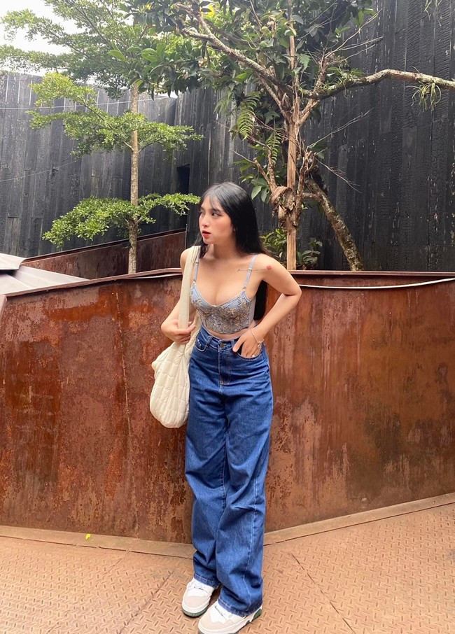 Khánh Linh tự nhận bản thân là người hướng nội nên không có quá nhiều bạn bè.