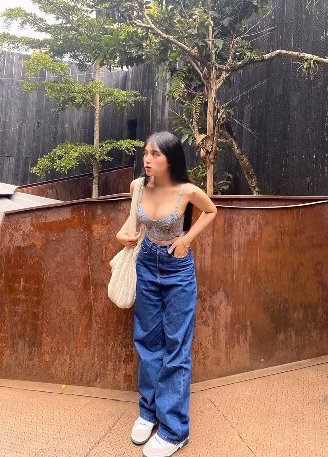 Khánh Linh tự nhận bản thân là người hướng nội nên không có quá nhiều bạn bè.