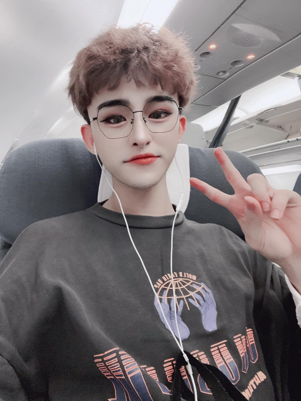 Loạt danh xưng kiểu như "trai đẹp song sinh của V - BTS", "chồng iu của các vợ"... là đều dùng để nhắc đến Trần Đức Bo.