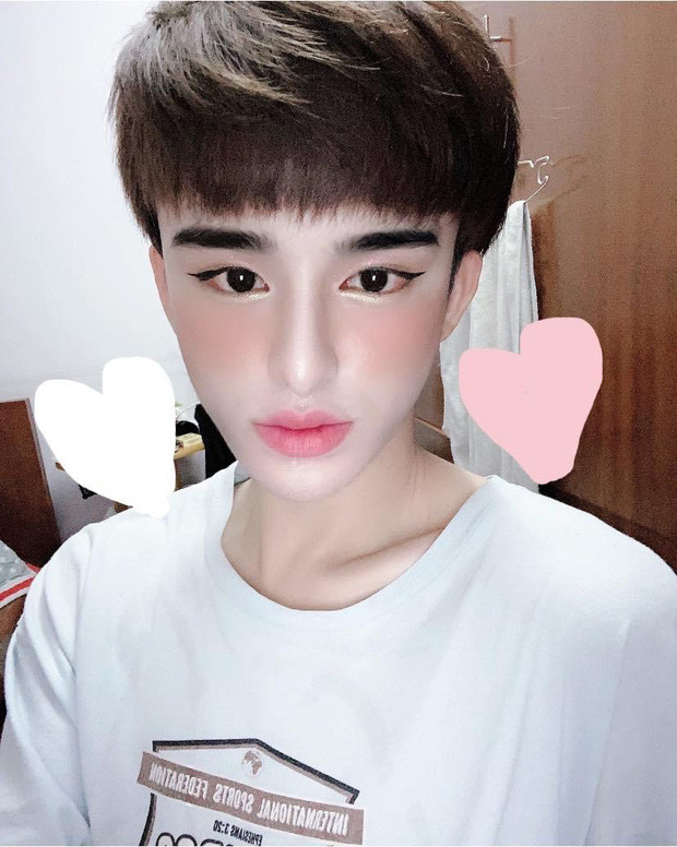 "Hi các vợ yêu của chồng" hoặc "Các vợ ơi anh là Bo, là chồng của các em đây"