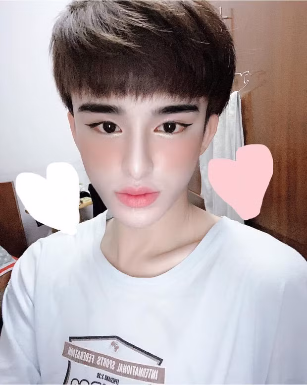 "Hi các vợ yêu của chồng" hoặc "Các vợ ơi anh là Bo, là chồng của các em đây"