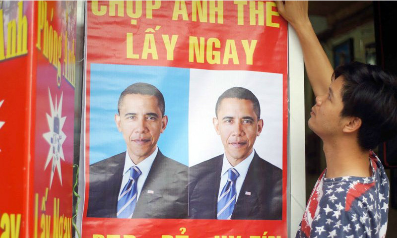 Cựu Tổng thống Mỹ - ông Barack Obama xuất hiện trên một tấm biển quảng cáo chụp ảnh thẻ tại Việt Nam.