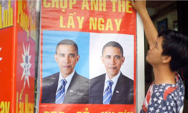 Cựu Tổng thống Mỹ - ông Barack Obama xuất hiện trên một tấm biển quảng cáo chụp ảnh thẻ tại Việt Nam.