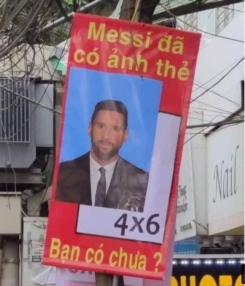 Siêu sao nổi tiếng như Messi cũng đã từng đến Việt Nam chụp ảnh thẻ.