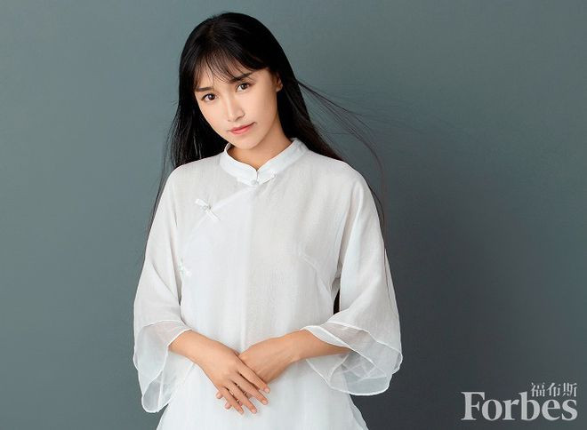 Tuy nhiên, tới tháng 11/2021, Youtuber Lý Tử Thất cho biết, cô và công ty quản lý - Vô Niệm Hàng Châu đang có tranh chấp. Người đẹp muốn dừng làm việc để giải quyết ổn thỏa những tranh cãi trước khi tiếp tục phát hành video.